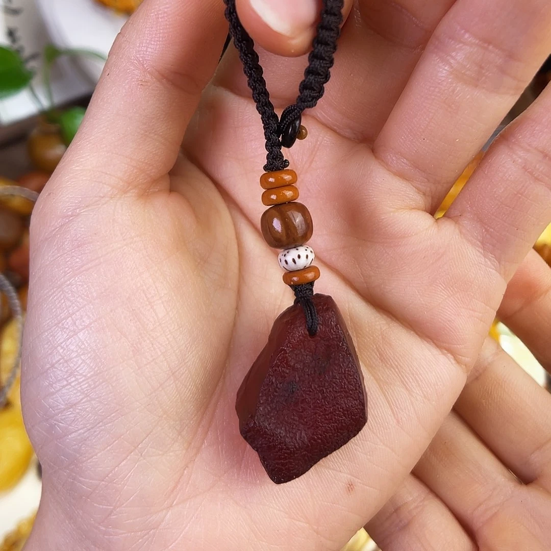 琥珀珠宝奇石未镶嵌。