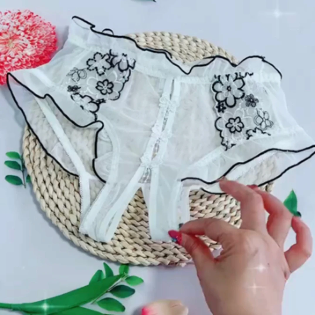 女士镂空刺绣内裤
