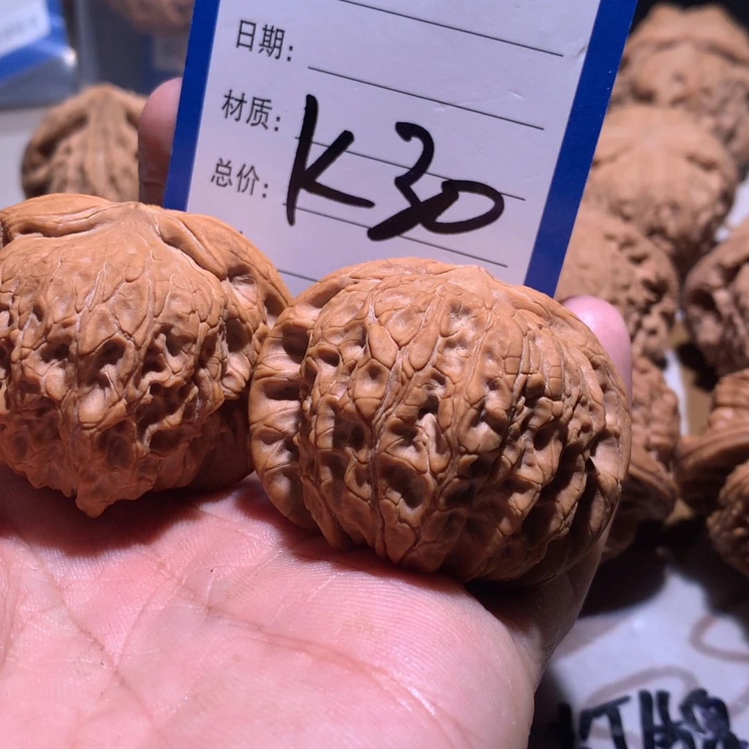 小***子文玩核桃吊坠血麒麟