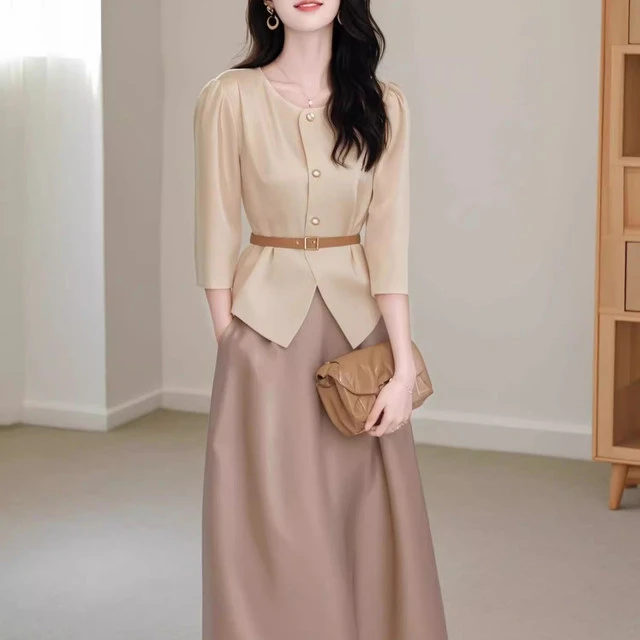 今年流行的漂亮高级感小洋装杏色短袖衬衫半身裙职业套装夏女