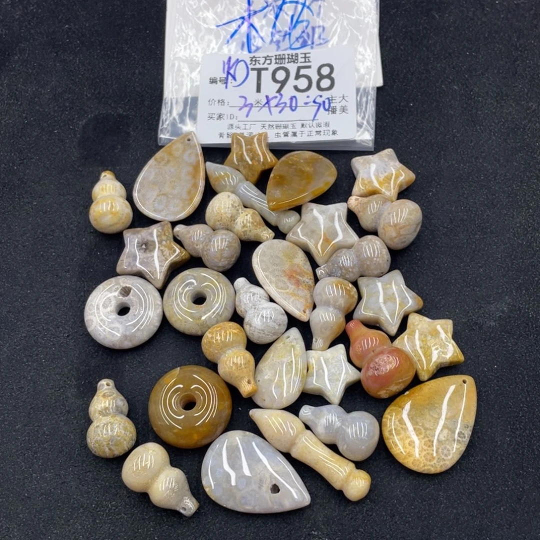 木****硅化珊瑚（珊瑚玉）合金颈饰