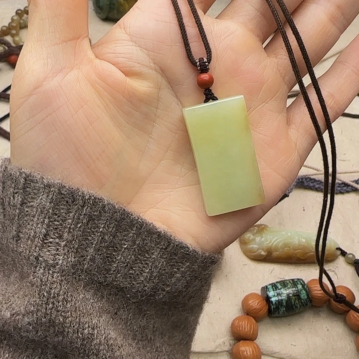 珍***子和田玉未镶嵌颈饰