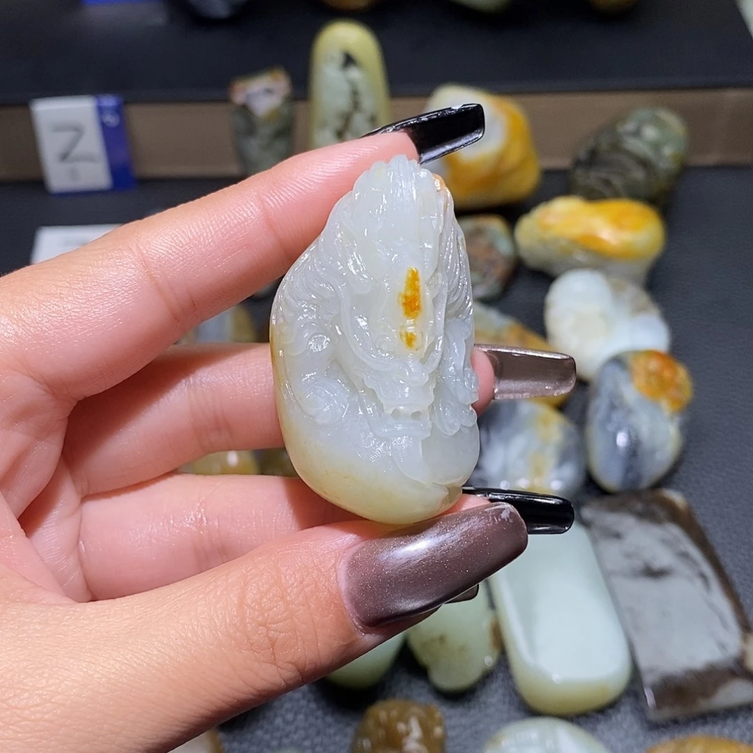 武***穆和田玉未镶嵌颈饰