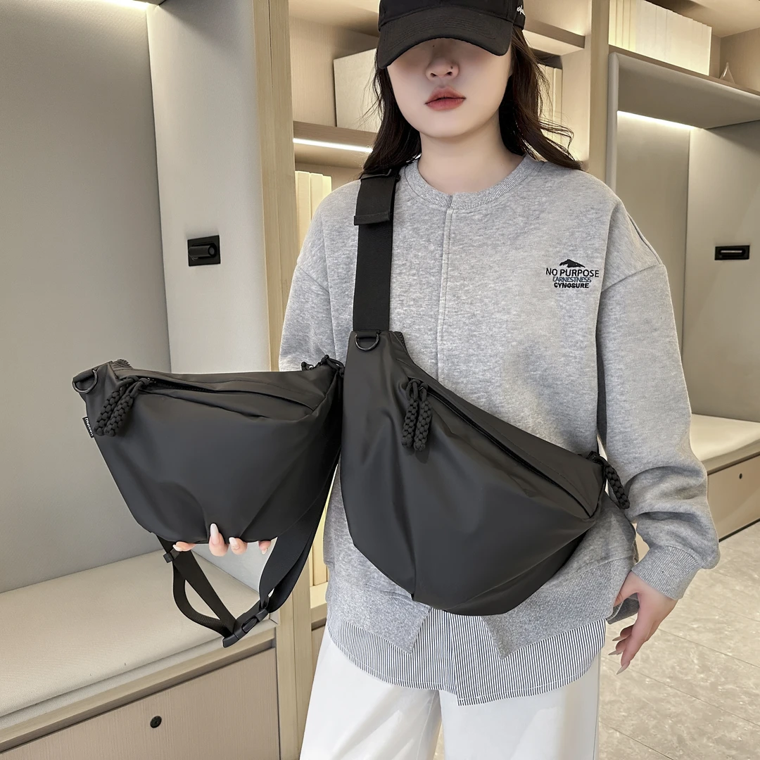 新款百搭专柜休闲包大容量多功能包时尚胸包潮流骑行包单肩斜挎