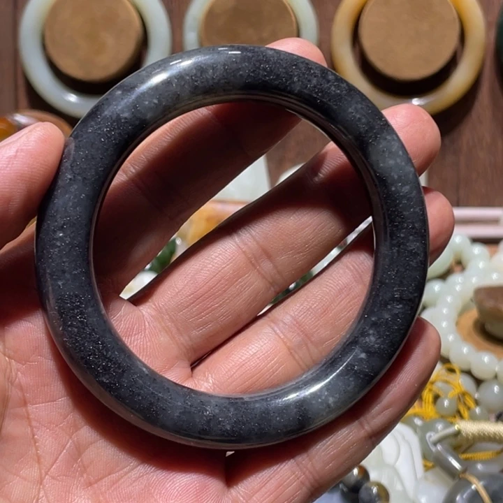 伟***吖和田玉未镶嵌手镯