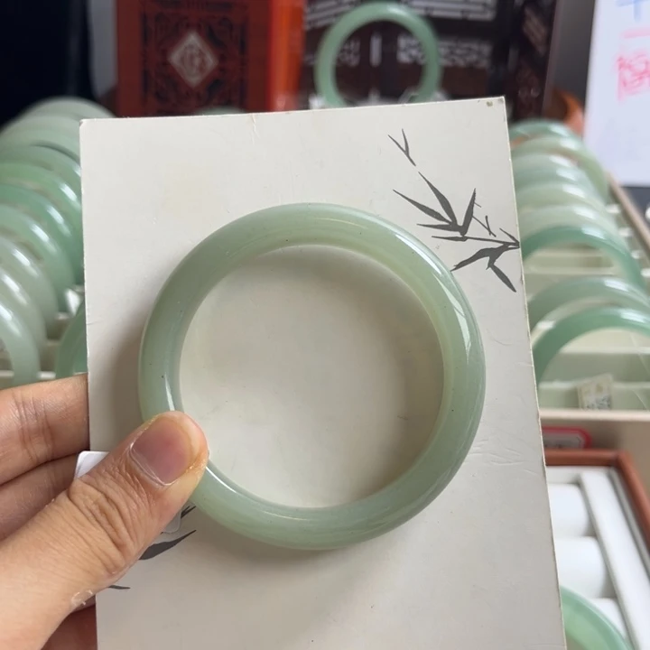 未镶嵌手镯石英质玉