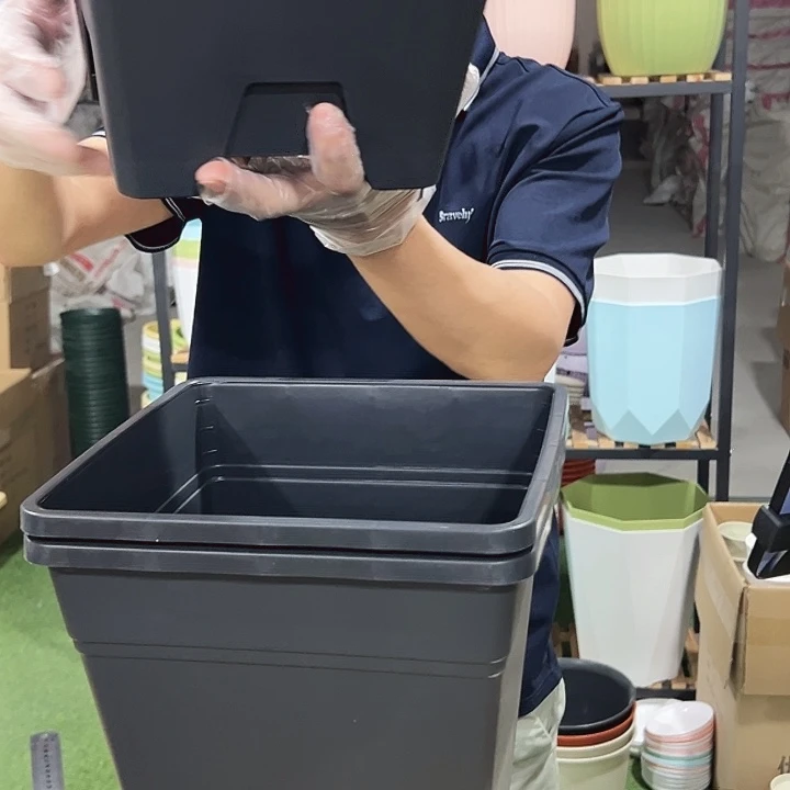 方形260口26高28黑色带托3只