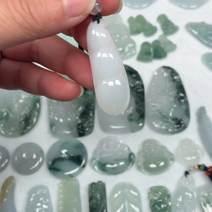 翡翠未镶嵌颈饰福豆