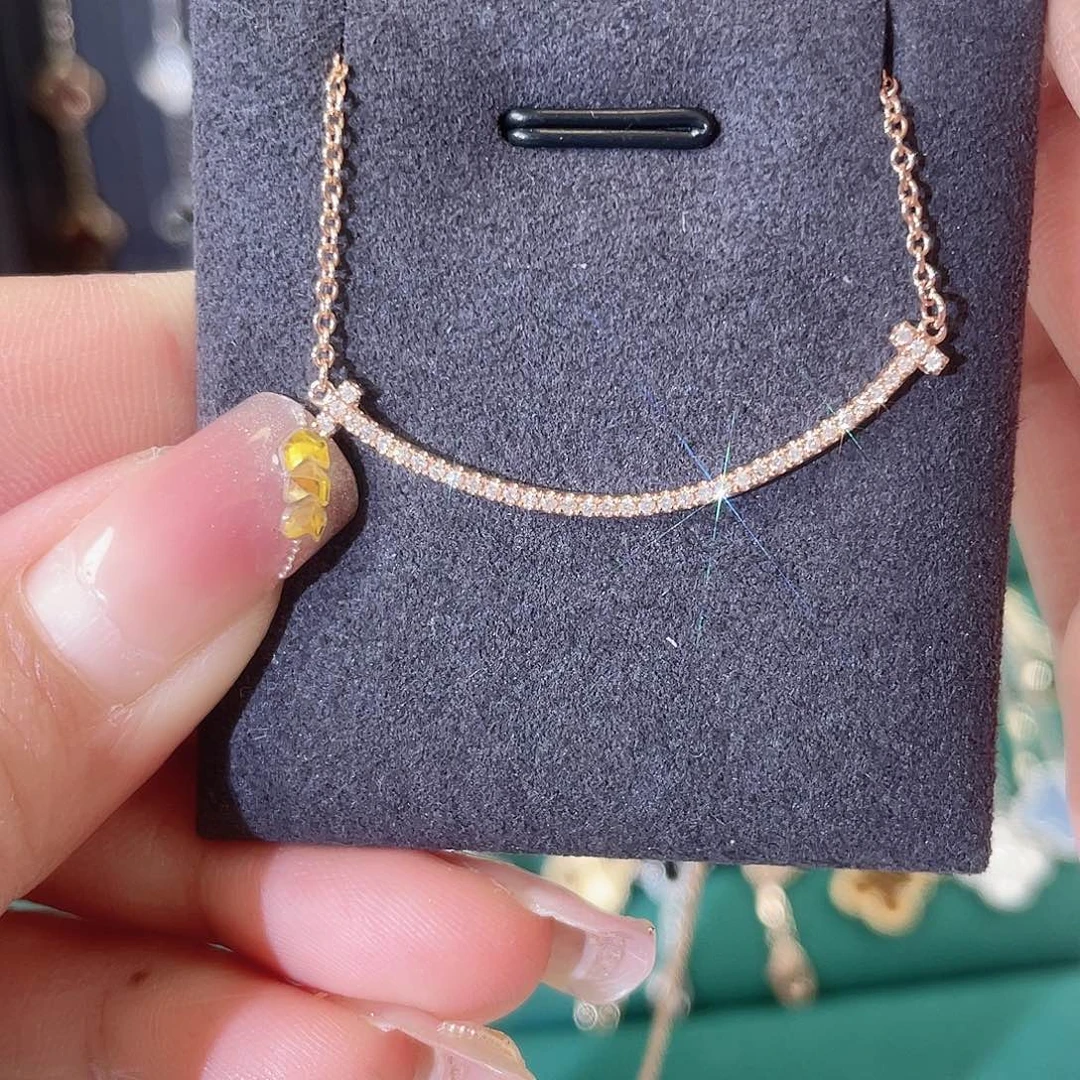 钻石颈饰18K金镶嵌微笑