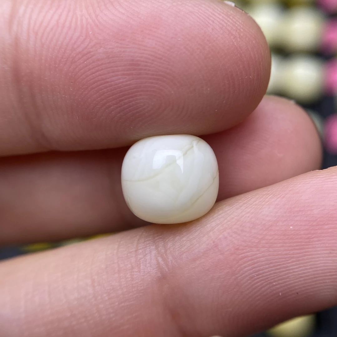 蜜蜡奶白蜡老型配饰10.1×9.0mm，一边带点细微植物包裹体，介意勿拍