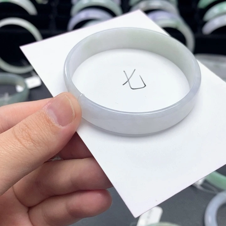 翡翠未镶嵌手镯公主