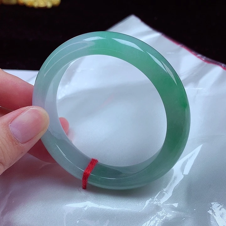 翡翠手镯未镶嵌55圈