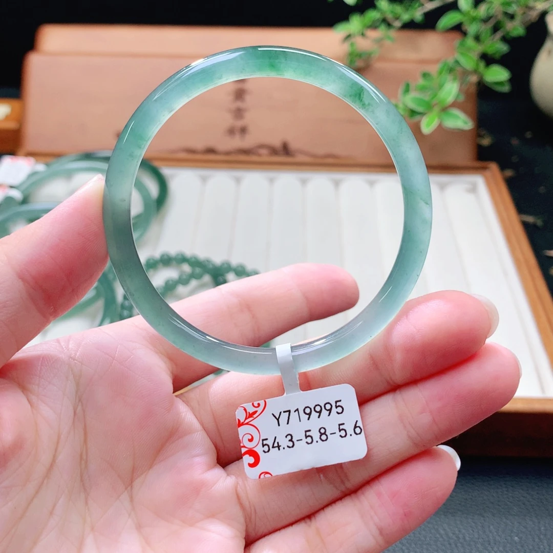 翡翠未镶嵌手镯（圆镯）