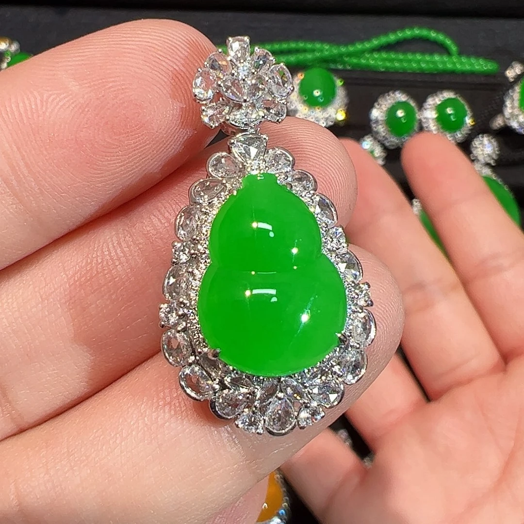 翡翠18K金镶嵌颈饰一刀切葫芦