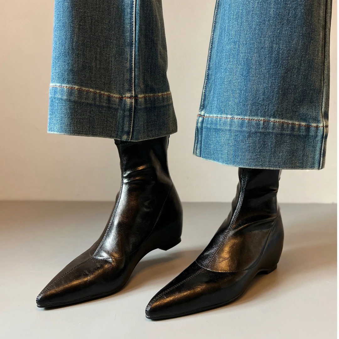 2025新款通勤内增高瘦瘦靴4.5厘米尖头软皮弹力靴后拉链坡跟短靴