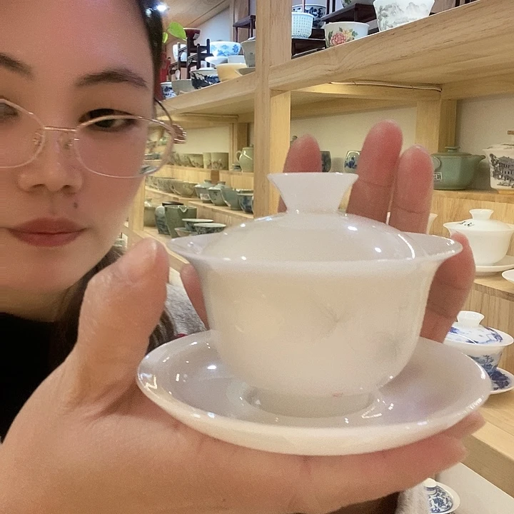 和玉瓷器盖碗悬停