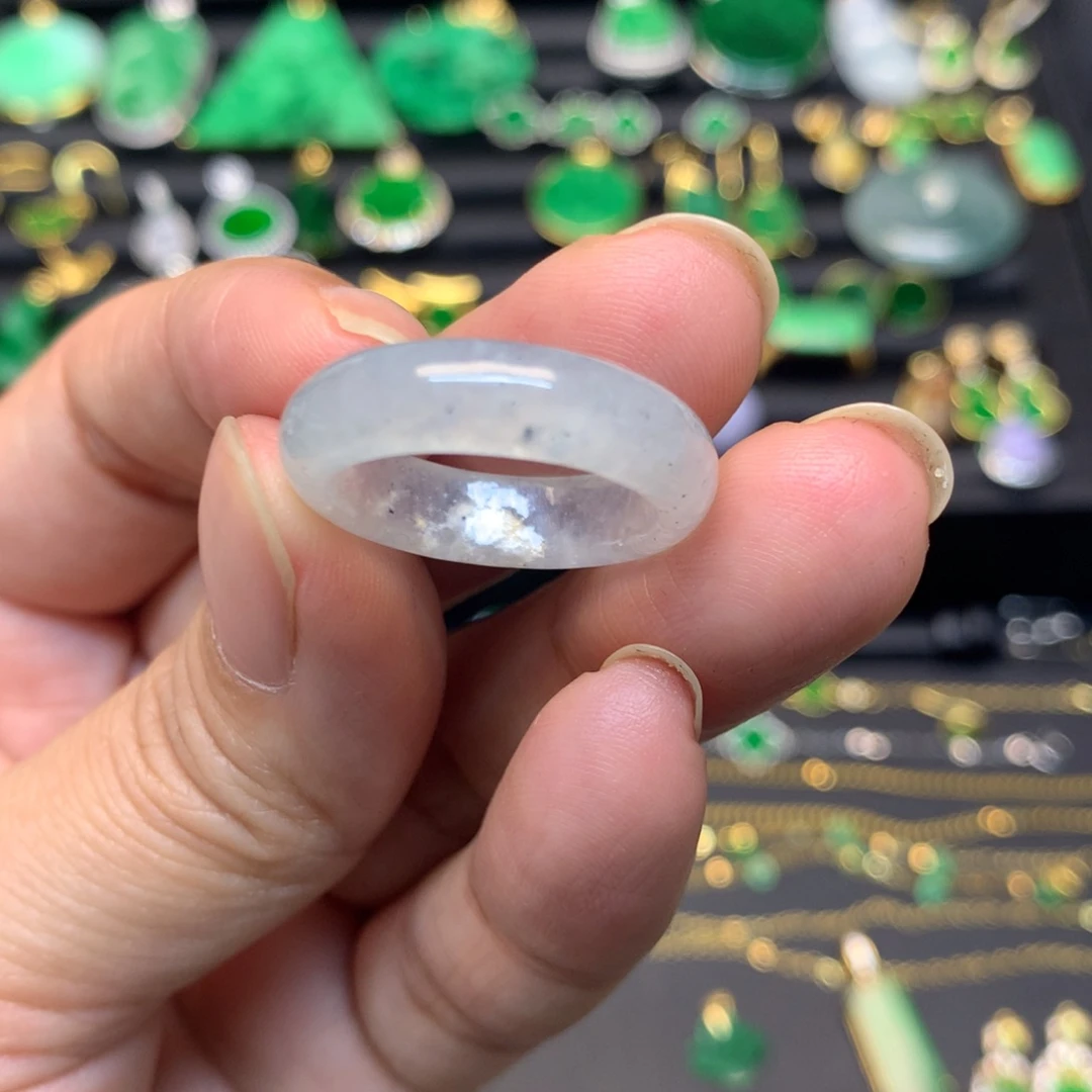 翡翠未镶嵌颈饰有纹