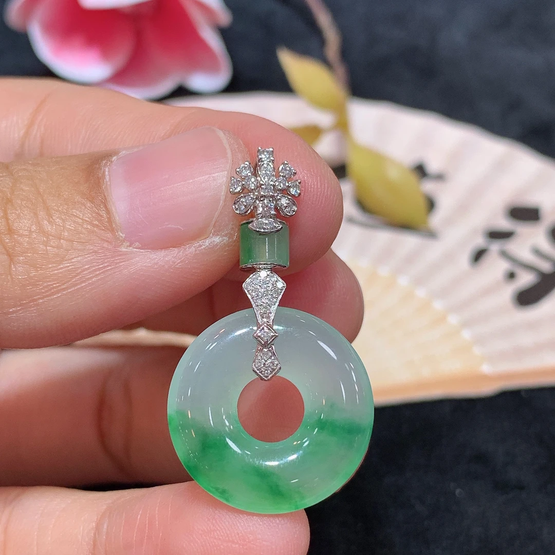 18k金天然A货翡翠飘绿甜甜圈吊坠经典轻奢时尚