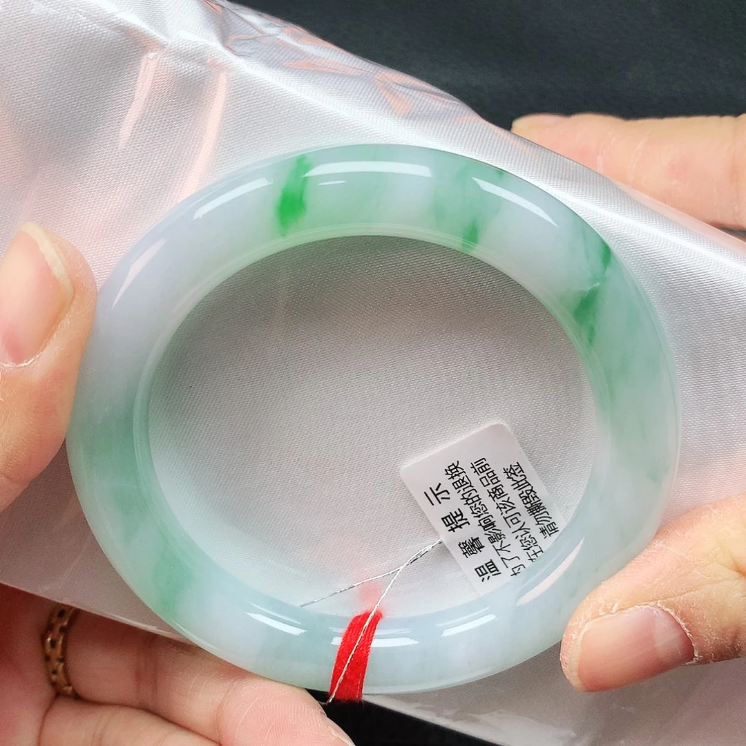 翡翠手镯未镶嵌54圈