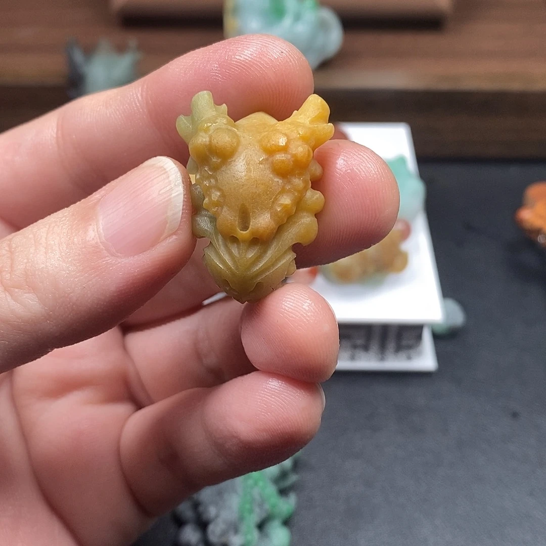 七***湖未镶嵌定制翡翠毛货抛光
