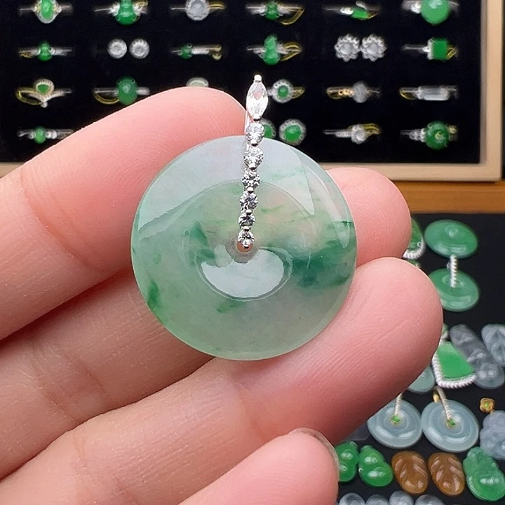 翡翠18K金镶嵌颈饰扣