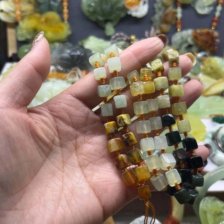 馨***雨蛇纹石玉未镶嵌颈饰