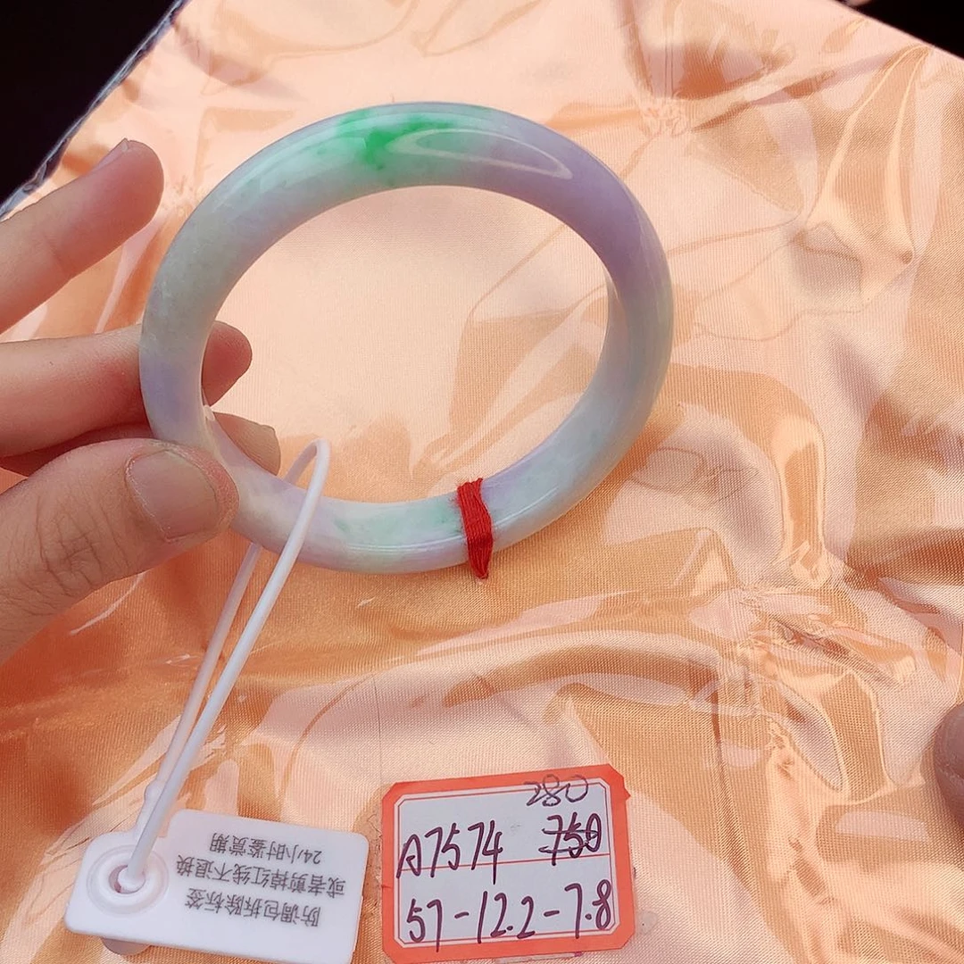 翡翠手镯未镶嵌翡翠