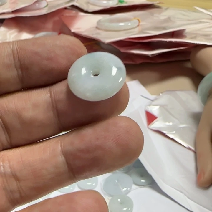 燕***子翡翠未镶嵌挂件翡翠台