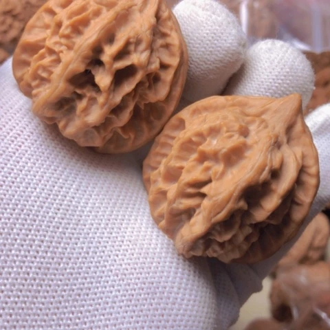 【闪购商品】桃核吊坠曹大龙狮子头