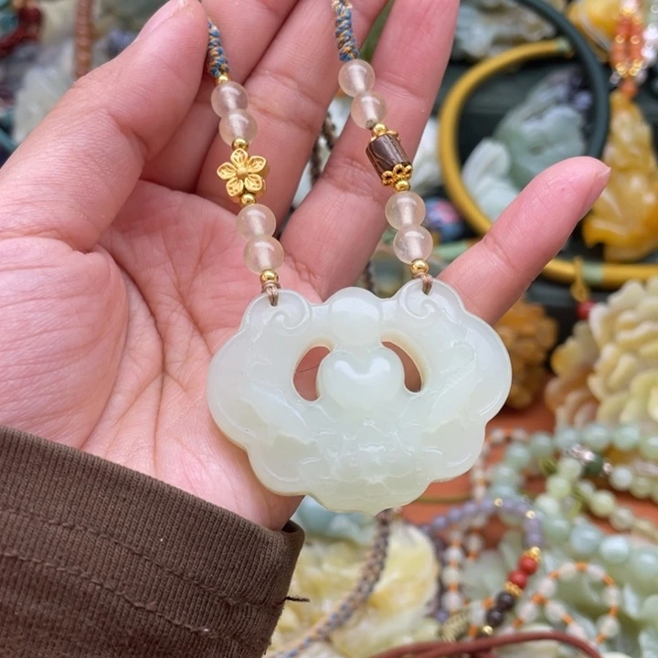 蛇纹石玉吊坠合金