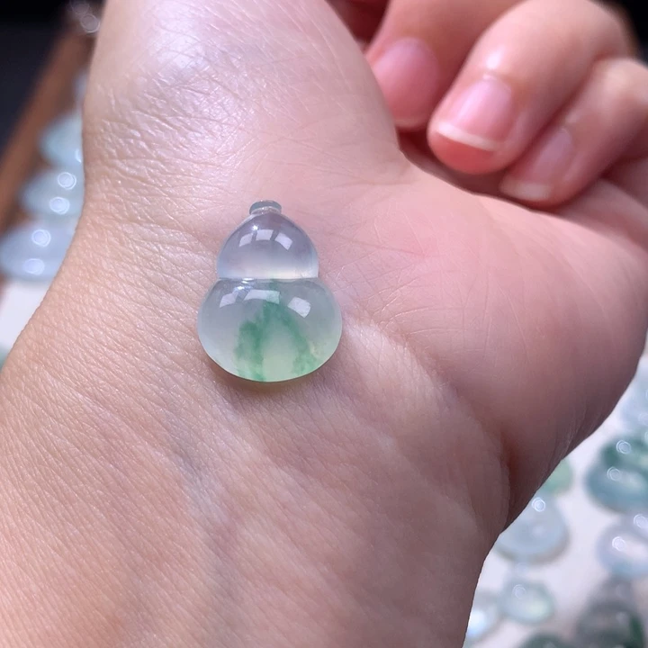 颈饰未镶嵌翡翠冰种飘阳绿葫芦