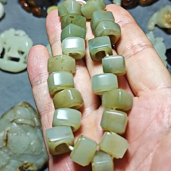 颈饰未镶嵌和田玉两**岳