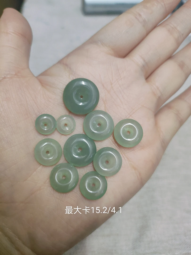 天然缅甸A货翡翠平安扣一手