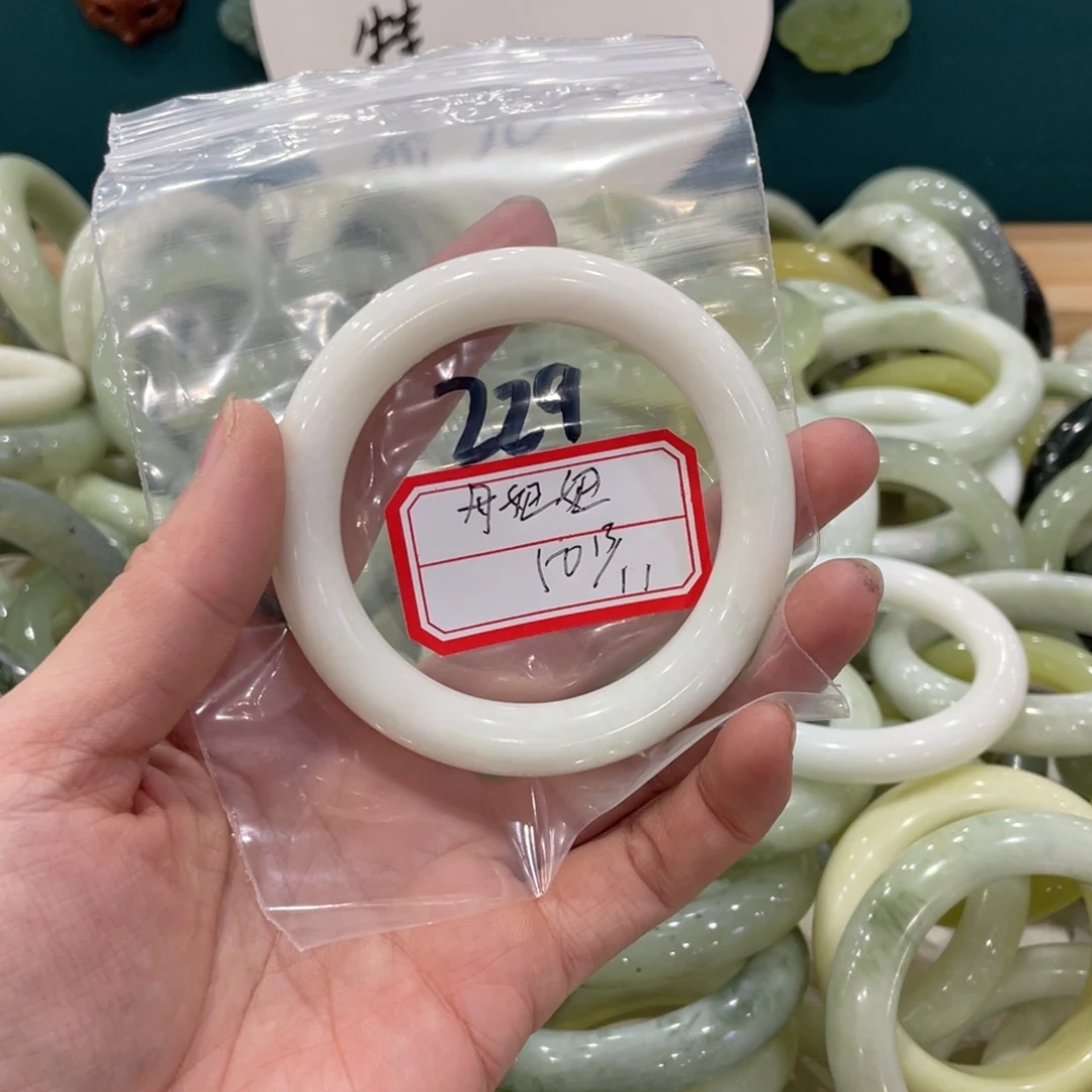 丹***妞蛇纹石玉未镶嵌手镯