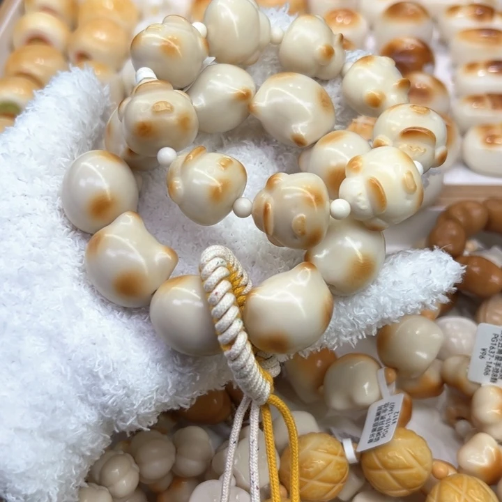 白玉菩提把件85 象牙果猫头+猪猪 小芋