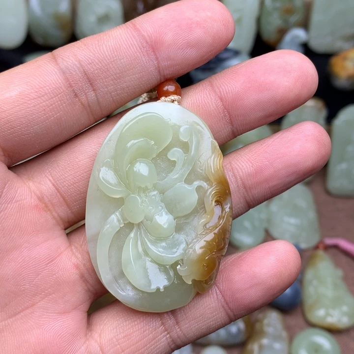 成***功和田玉（糖玉）未镶嵌颈饰