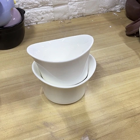 微瑕，不能明火，口径9高度5，4个元宝