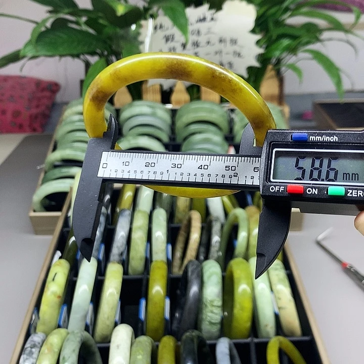 未镶嵌蛇纹石玉手镯82