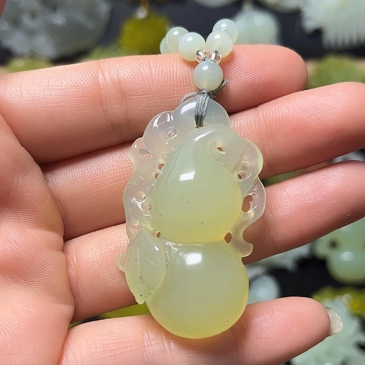 蛇纹石玉未镶嵌颈饰