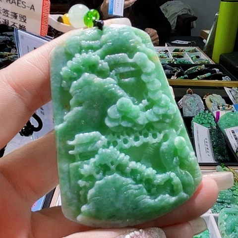 翡翠未镶嵌颈饰一个