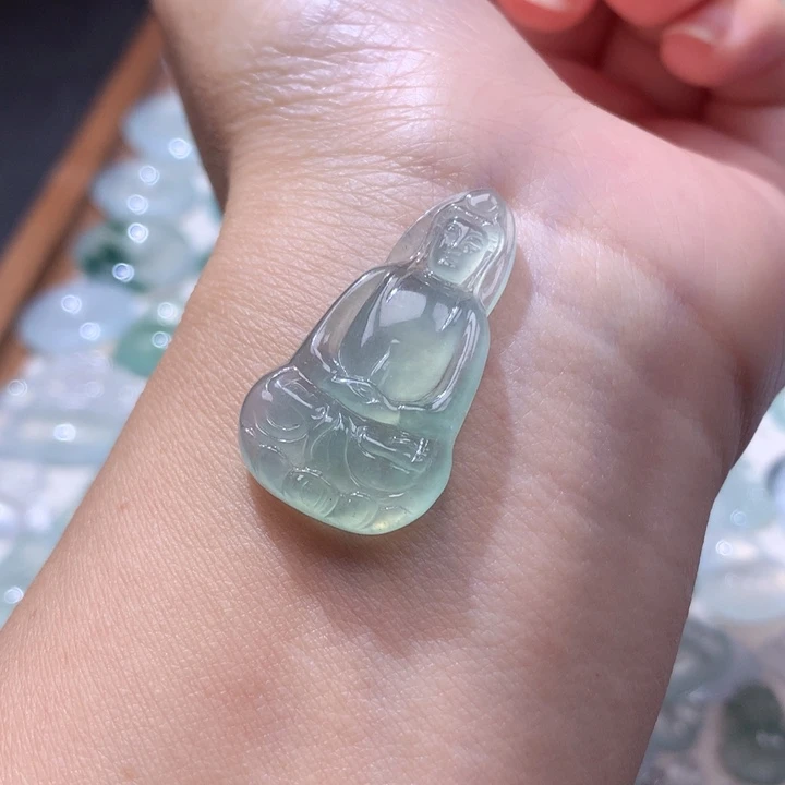 颈饰未镶嵌翡翠冰种晴底素衣观音