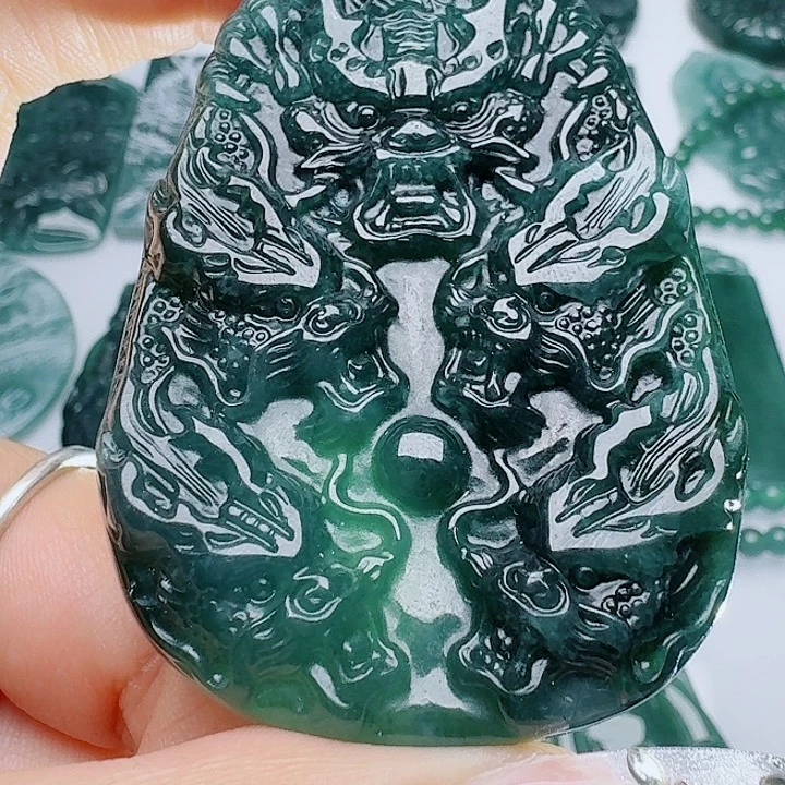 翡翠未镶嵌颈饰多样性发其一