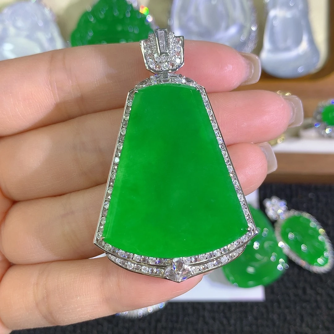 翡翠18K金镶嵌颈饰无事牌