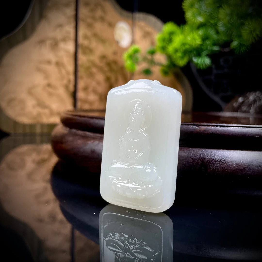 lot1545和田玉菩萨山水牌 青海 50.3*30.3*12.1mm/37.9g/北京世纪