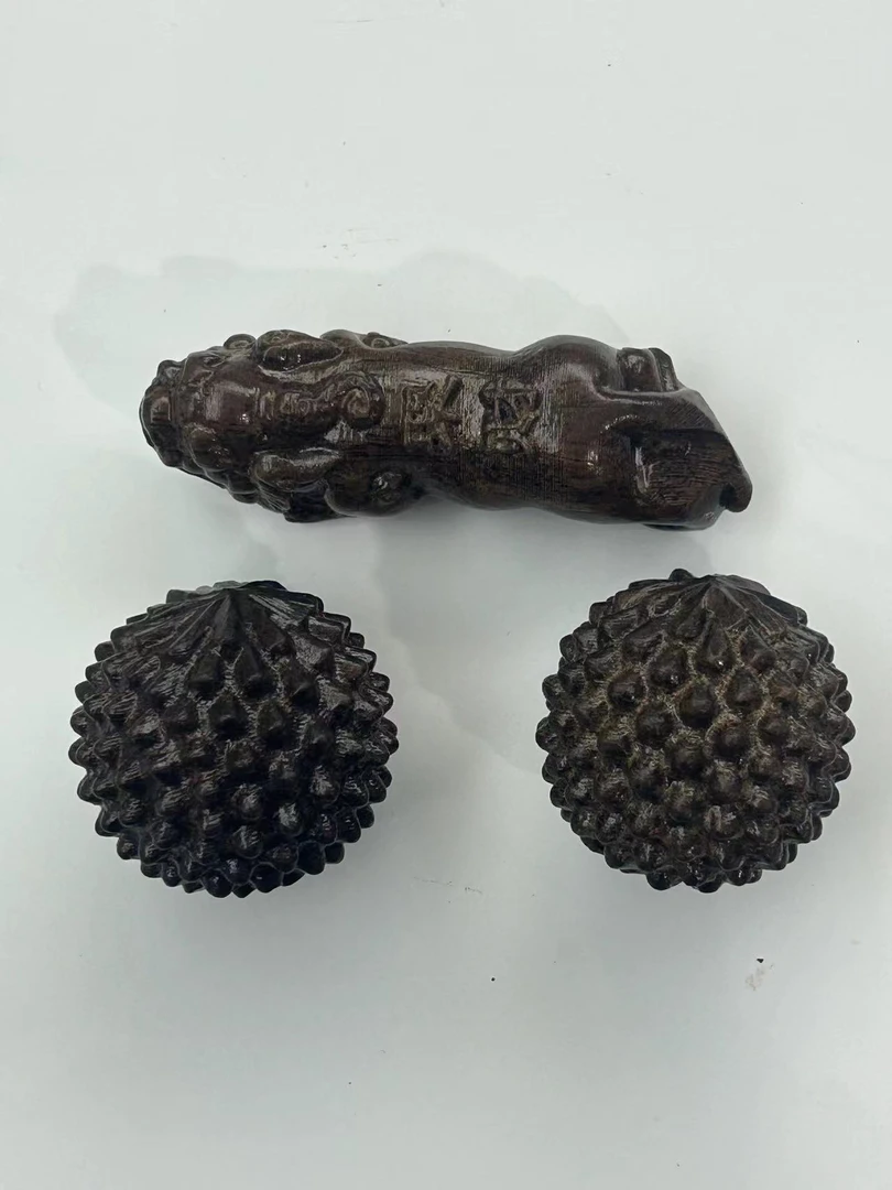 【九韵木语】非洲老黑檀榴莲手球+貔貅带刀铲痕 微瑕手把件 HT04333