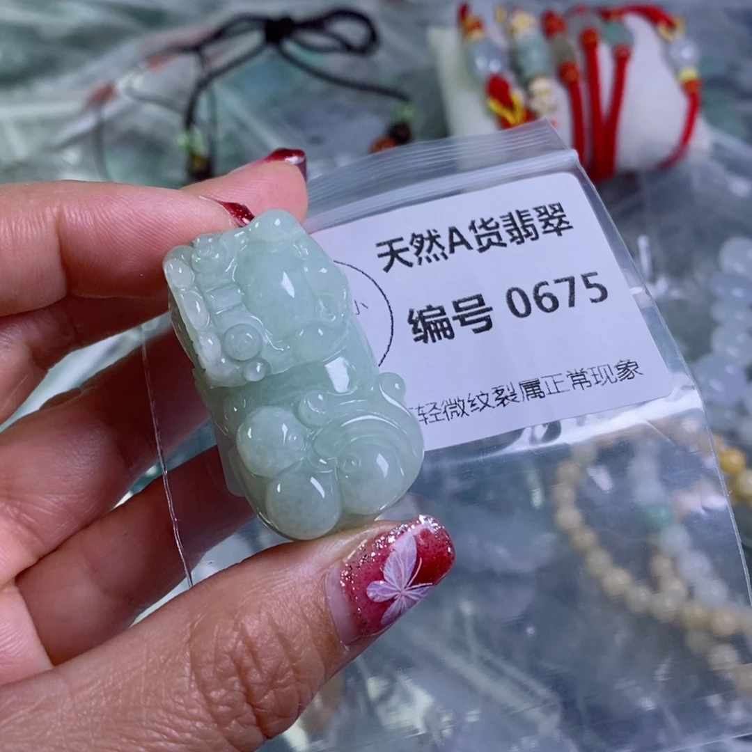 翡翠颈饰未镶嵌吊坠