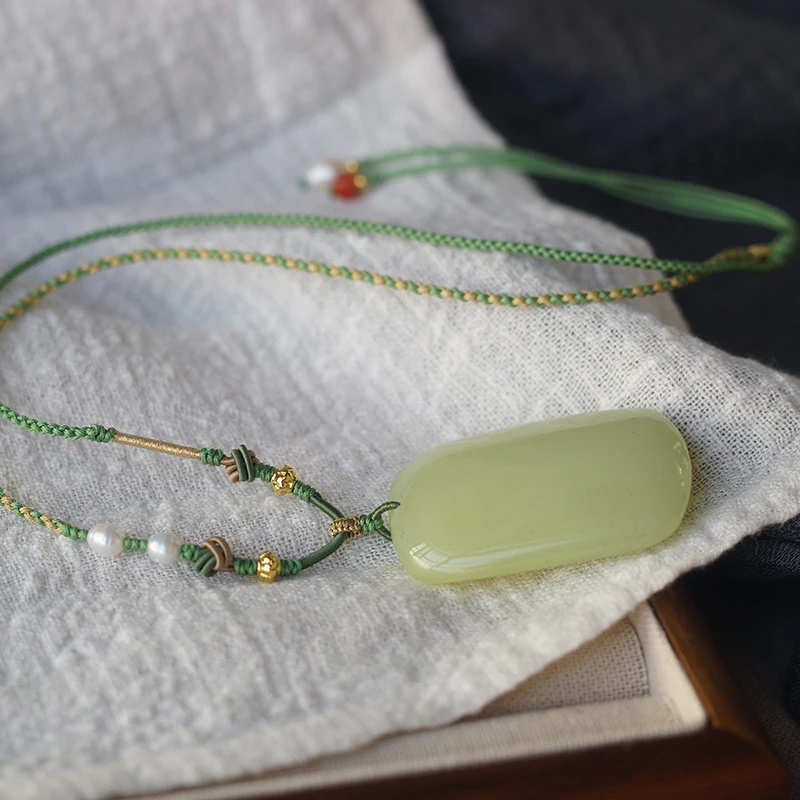 新疆和田玉若羌青黄口飘青花无事牌吊坠