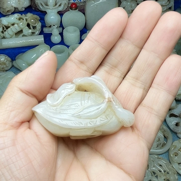 李***白颈饰未镶嵌和田玉（青白玉）