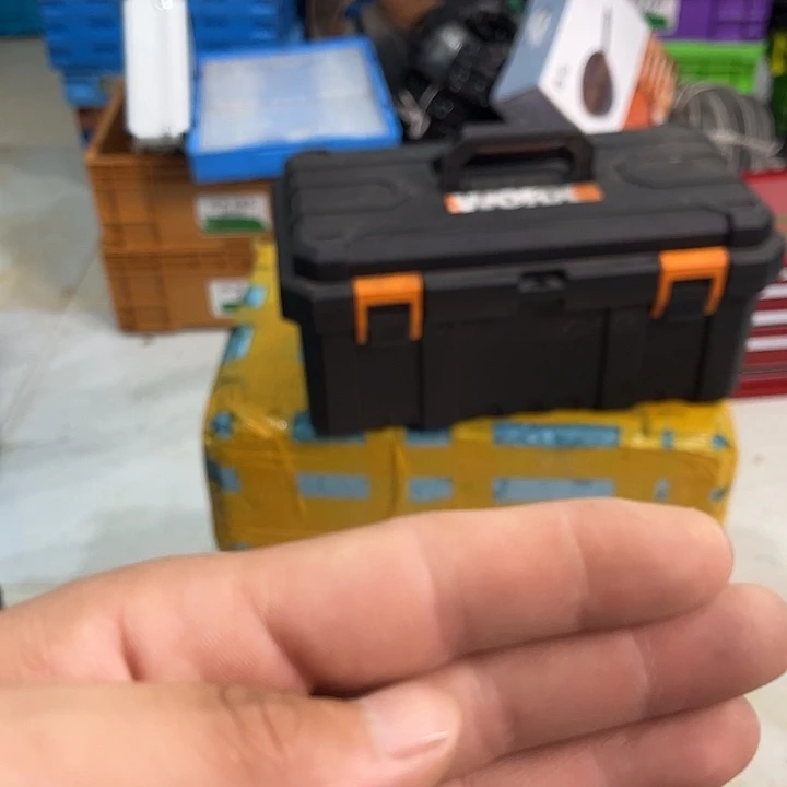 过***绿厚款黑色箱子一个