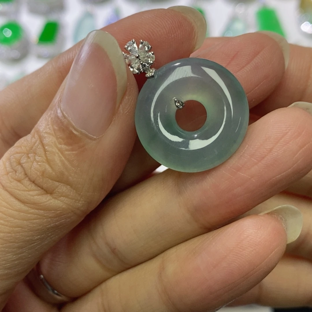 翡翠18K金镶嵌颈饰缅甸